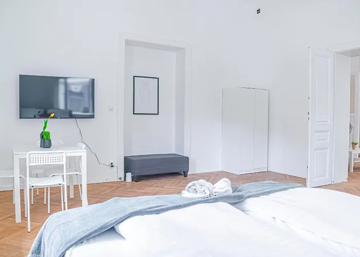 Classy 2br Apt. W/ Exclusive Location Near Akh Апартаменти *
