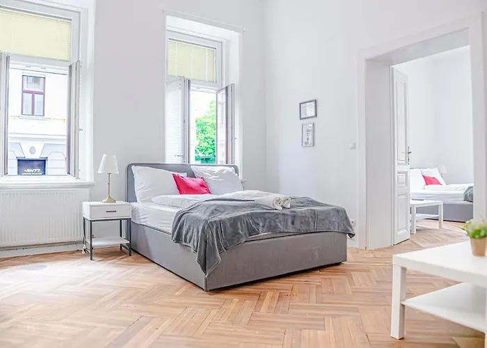 Classy 2br Apt. W/ Exclusive Location Near Akh Відень