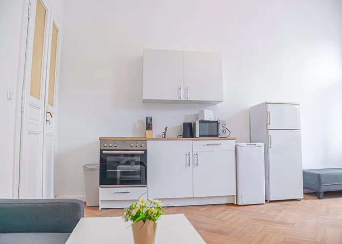 Апартаменти Classy 2br Apt. W/ Exclusive Location Near Akh