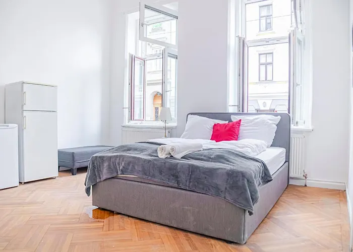 Classy 2br Apt. W/ Exclusive Location Near Akh Відень