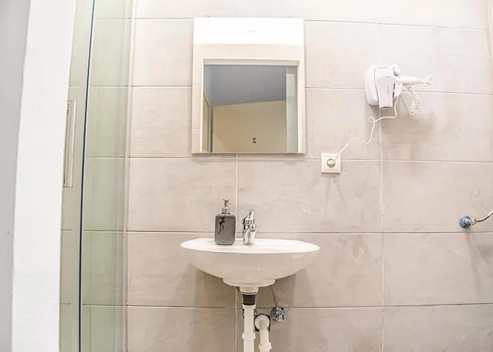Classy 2br Apt. W/ Exclusive Location Near Akh Апартаменти Відень