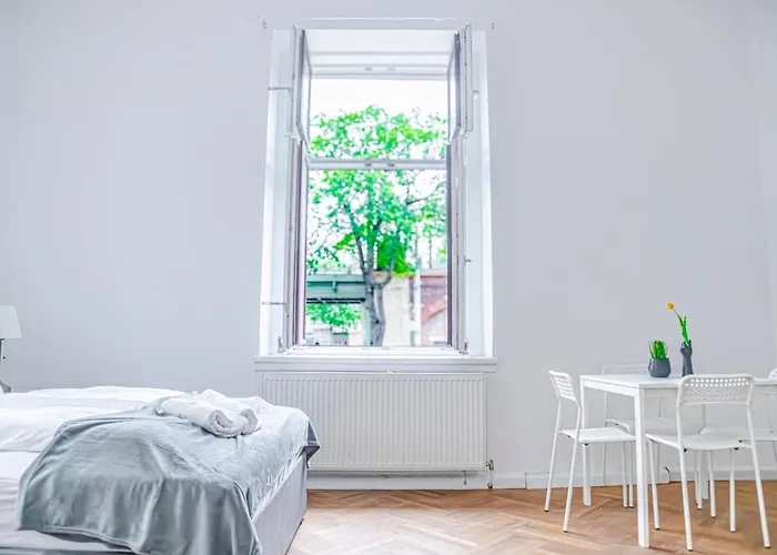 Classy 2br Apt. W/ Exclusive Location Near Akh Відень