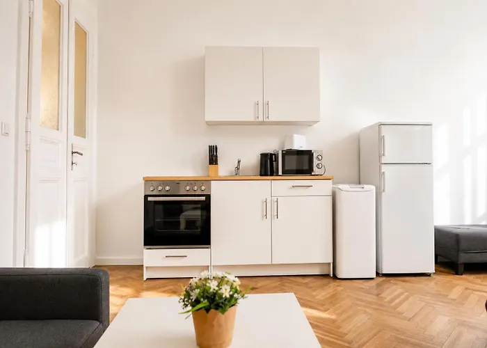 Classy 2br Apt. W/ Exclusive Location Near Akh Відень